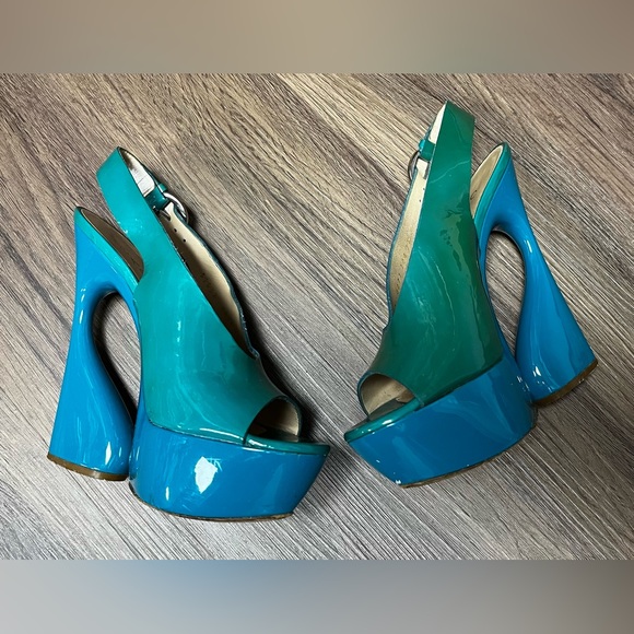 Leticia71's tweet photo. So good I had to share! Check out all the items I'm loving on @Poshmarkapp from @Applel0v3r #poshmark #fashion #style #shopmycloset #casadei #bottegaveneta #sandro: https://t.co/rKgGWsW2Ov https://t.co/GWQKiJ4wsB