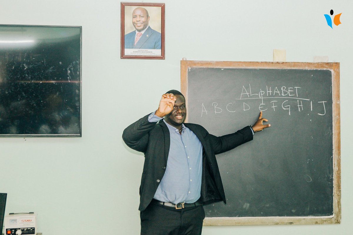 MagazineJimbere's tweet photo. 🧏‍♂️ Lancement ce 22/02/2023, du programme d'enseignement de la langue des signes par l'ONG "Accessibe Vision Sign Language Solutions - #AVLS" au Centre hospitalo-universitaire de #Kamenge (@KamengeCentre) en commune #Ntahangwa (@MairieBuja)

#Burundi https://t.co/ny7HsYsd9j