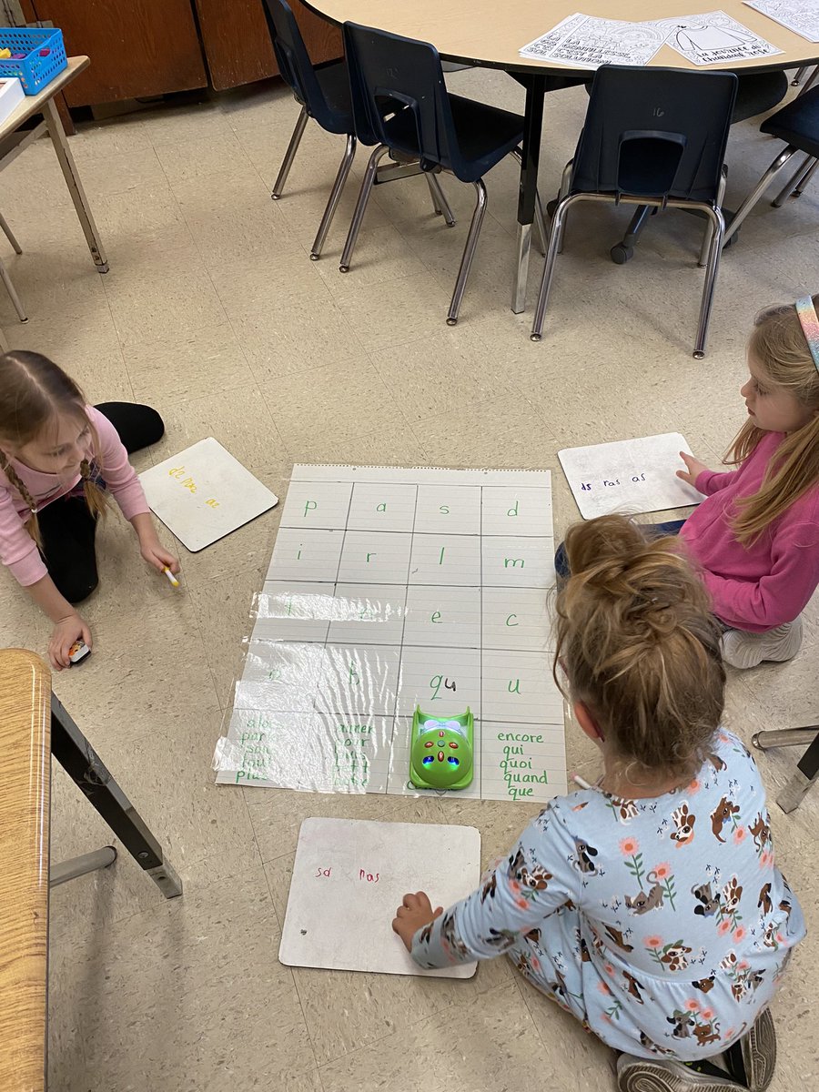 mllemolzanclass's tweet photo. Coding with Bluebot to encode and decode both words and nonsense words for the win! @KingsvilleCobra @cobrasLS https://t.co/hu5Uy1Ji0G