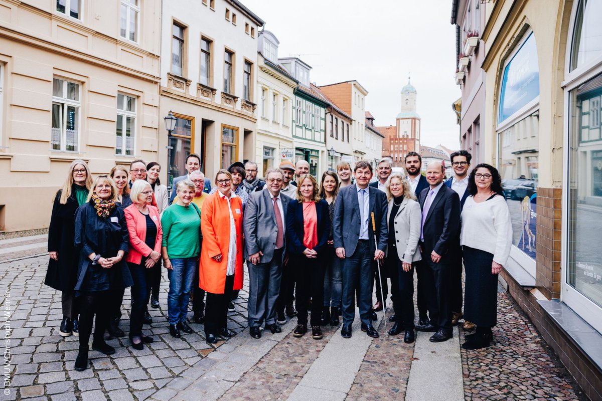_BMUKN's tweet photo. #DigitalKompass startet Bildungsoffensive für Menschen mit Einschränkungen im digitalen Alltag: „Ich freue mich, dass wir gemeinsam an dem Ziel arbeiten, mehr Menschen den Weg in die digitale Welt zu ebnen.“ – @SteffiLemke bei der Förderbescheidübergabe https://t.co/AN4gX3jHvP https://t.co/2OvTZbjApB
