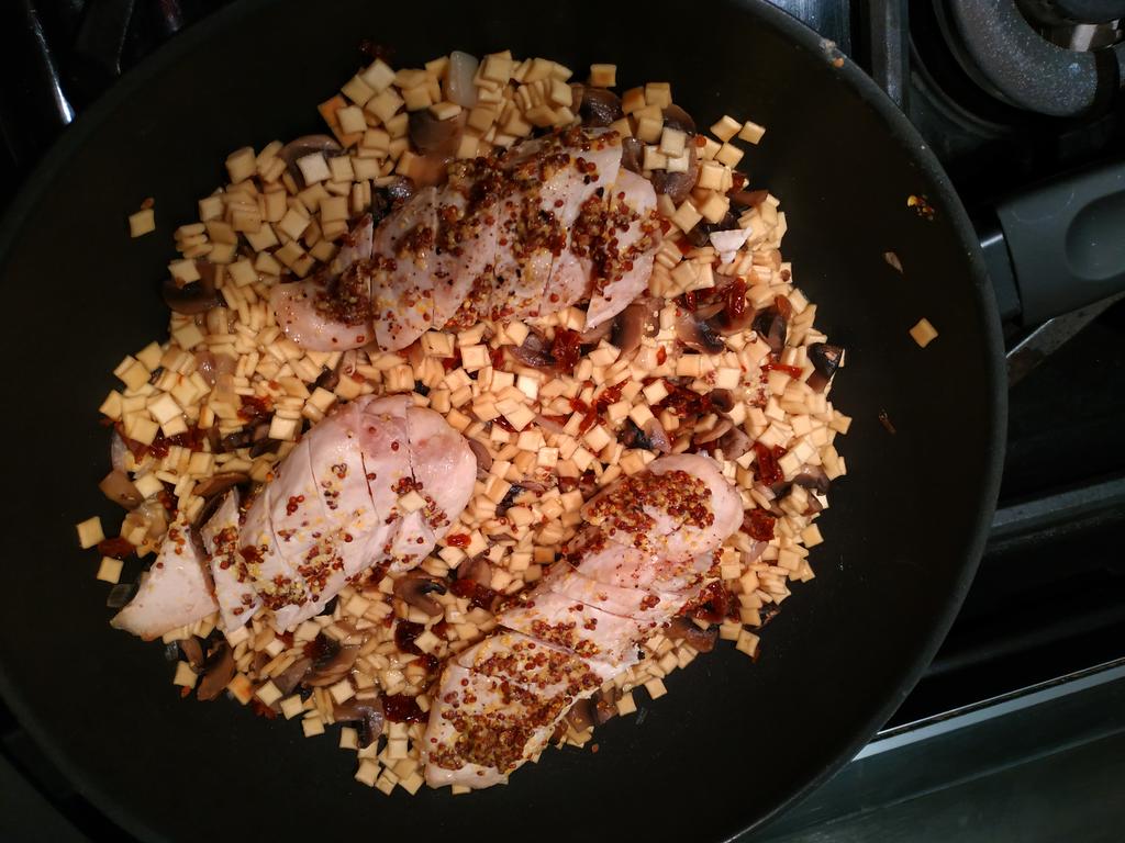 Fred_Dorville's tweet photo. Les amis c'est le retour de la #BattleKitchen avec ce soir un risotto de Crozet ( cc @tuillet ) aux champignons et poulet moutarde à l'ancienne. https://t.co/99N7TN2tQk