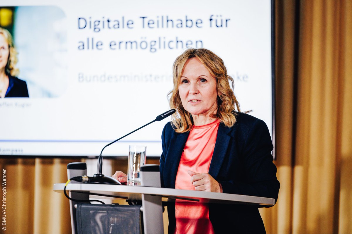 _BMUKN's tweet photo. #DigitalKompass startet Bildungsoffensive für Menschen mit Einschränkungen im digitalen Alltag: „Ich freue mich, dass wir gemeinsam an dem Ziel arbeiten, mehr Menschen den Weg in die digitale Welt zu ebnen.“ – @SteffiLemke bei der Förderbescheidübergabe https://t.co/AN4gX3jHvP https://t.co/2OvTZbjApB