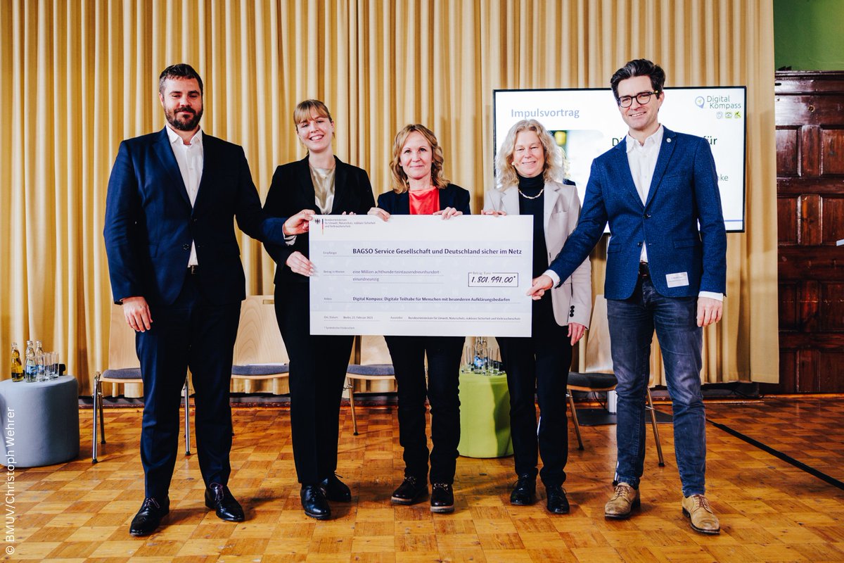 _BMUKN's tweet photo. #DigitalKompass startet Bildungsoffensive für Menschen mit Einschränkungen im digitalen Alltag: „Ich freue mich, dass wir gemeinsam an dem Ziel arbeiten, mehr Menschen den Weg in die digitale Welt zu ebnen.“ – @SteffiLemke bei der Förderbescheidübergabe https://t.co/AN4gX3jHvP https://t.co/2OvTZbjApB