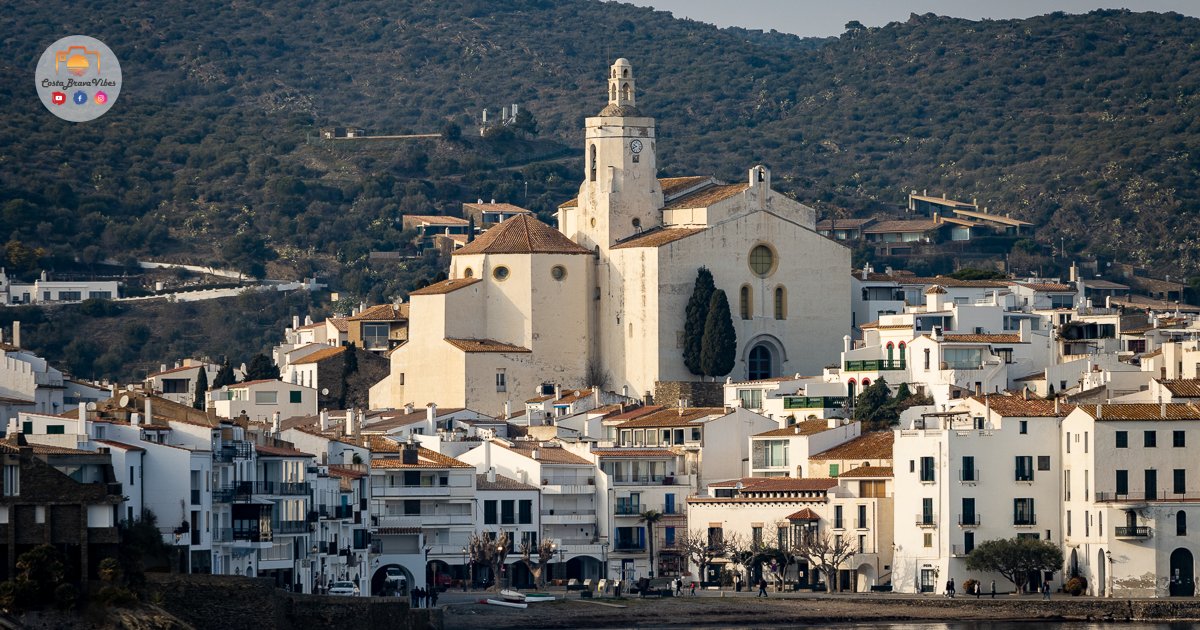 The place that inspired the artist Dali is Cadaqués. 😍 Located close to the French border, it's the furthest north you can go on the Costa Brava. The access road takes you over the mountains to lead to the town that is well known for all the white buildings it has.