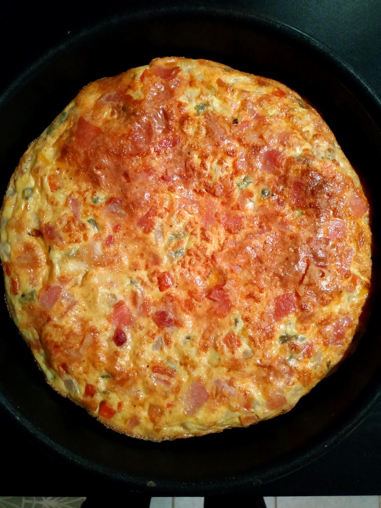 Fred_Dorville's tweet photo. Les amis pour cette #BattleKitchen je vous propose cette frittata à la macédoine de légumes, maïs, becon et reblochon ! https://t.co/tpnC4VAMMN