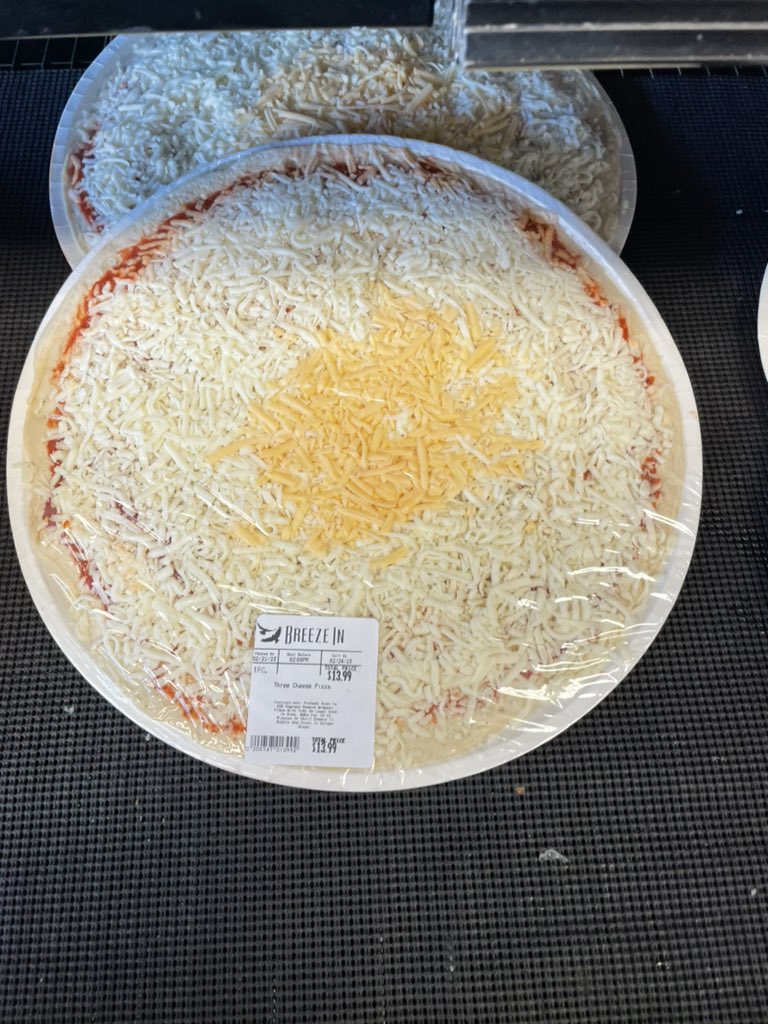fallen_lucy's tweet photo. i gotta know who’s making the pizzas at breeze inn https://t.co/HdXnXXBZGO