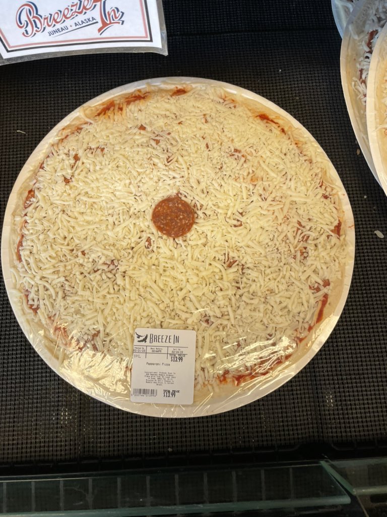 fallen_lucy's tweet photo. i gotta know who’s making the pizzas at breeze inn https://t.co/HdXnXXBZGO
