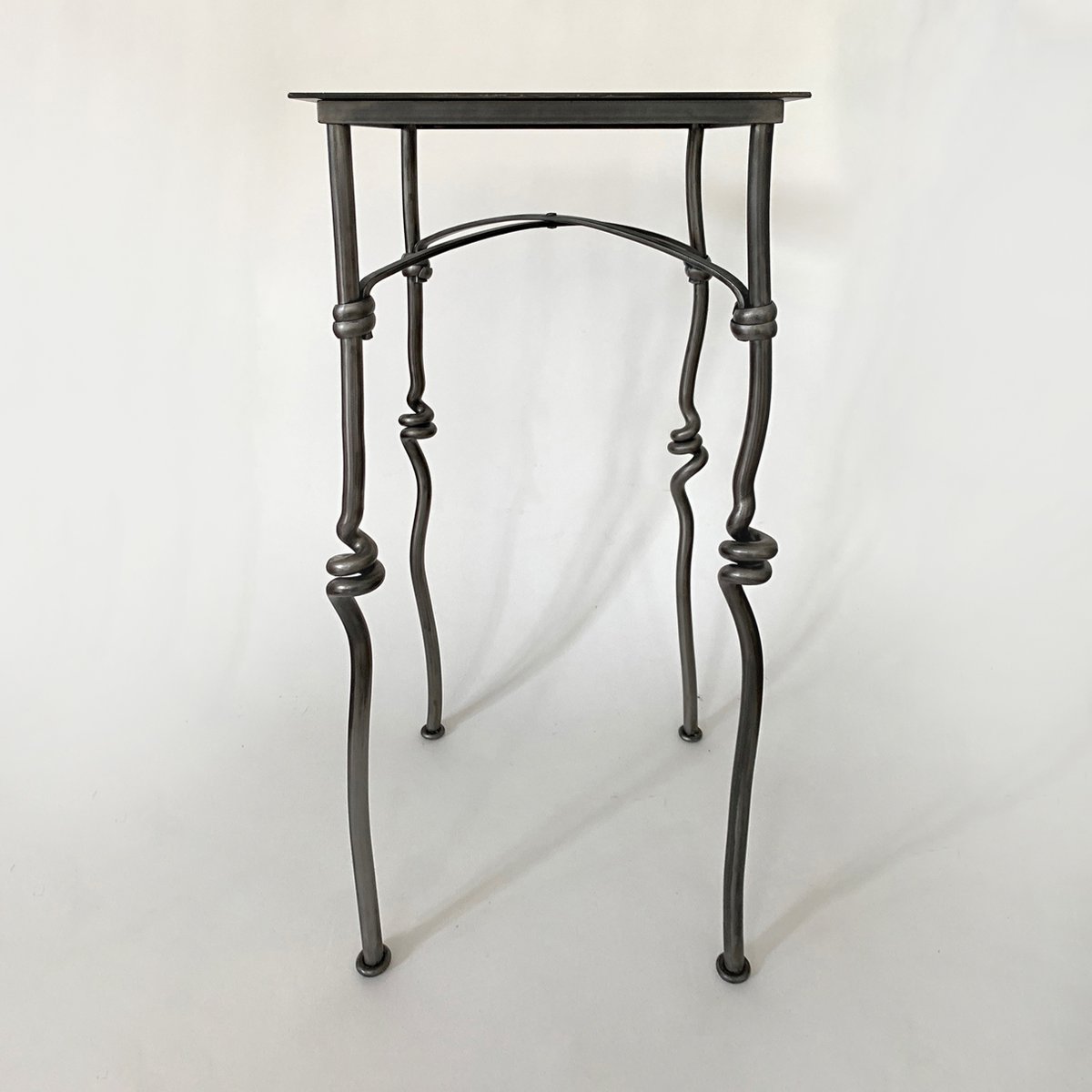 Cottage_Curator's tweet photo. Caperell's deliberate hard-edge lines rest atop flowing forged steel tendrils... [📷: Table by #RobCaperell] https://t.co/uCEsSxCtDe  
See Caperell's work in our online exhibition Form+Function: https://t.co/PSRpZdfJlu
#furniture #blacksmithing #forgedmetal #forgedsteel #metalart https://t.co/18BY90grOo
