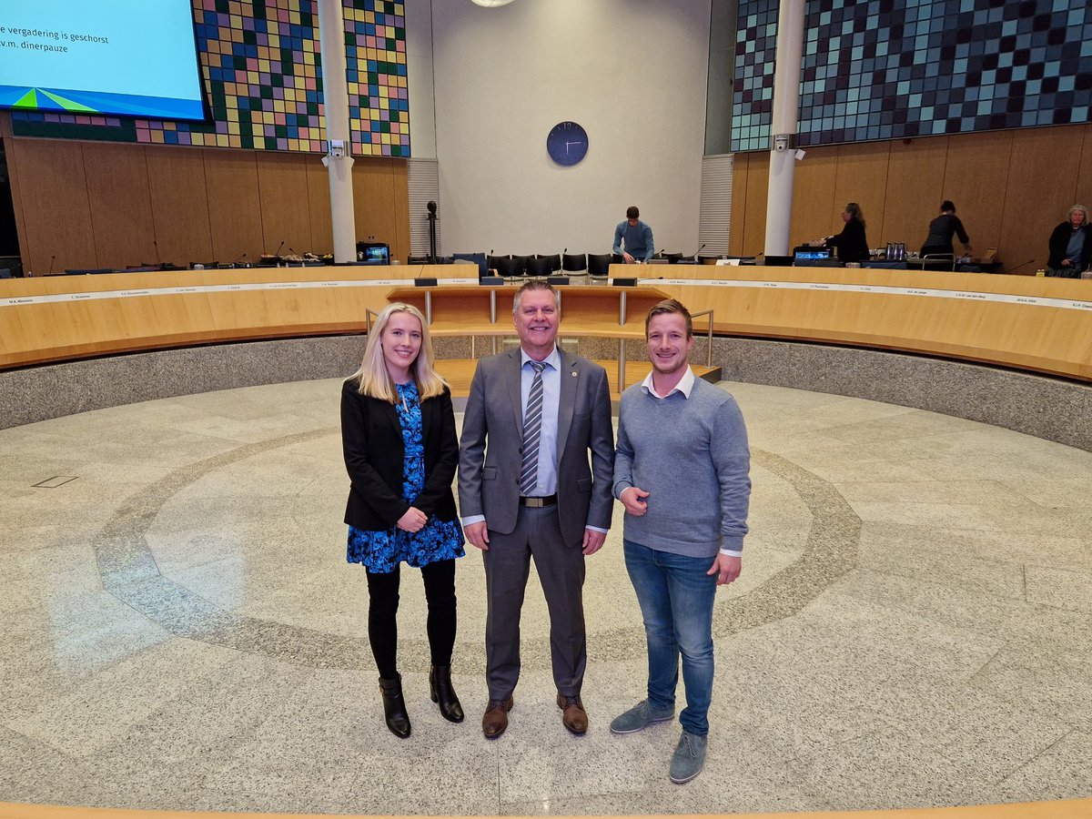 Vandaag bezochten Jelena Postuma (nr. 2) en René Woensdregt (nr. 3) de Statenvergadering van huidig fractievoorzitter Anton de Lange. Na het volgen van de debatten kunnen ze niet wachten om zelf het FVD geluid te gaan vertegenwoordigen in de Staten! #FVD #Flevoland #FVDFlevoland