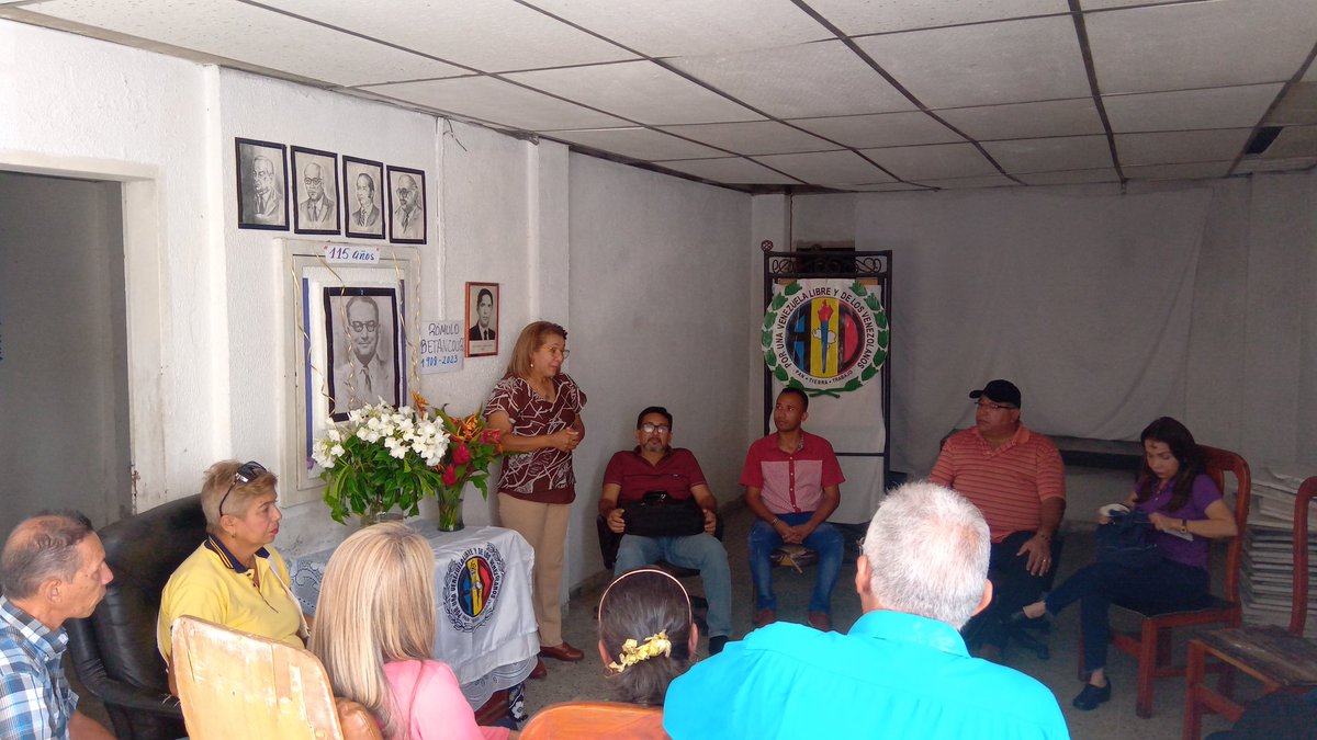 JCaripe1's tweet photo. #22Feb23 | #LaPipaSigueArdiendo junto a los Miembros del CES y la SEC de cultura conmemoramos el Natalicio 115 del padre de la Democracia Don Romulo Betancourt.
Desde la @JAD_Venezuela mantenemos vivo su legado de una Venezuela Libre y de los Venezolanos
#MovilizacionTotalAD https://t.co/piRDSxyffR
