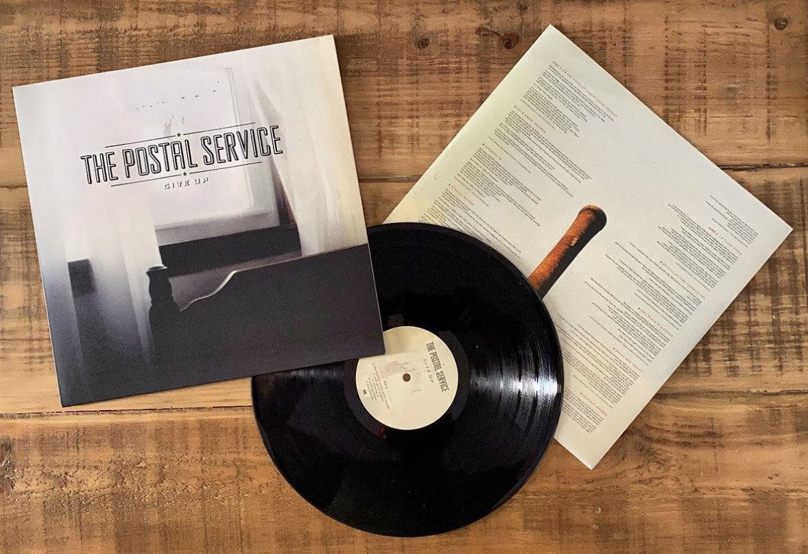 ‘Give Up’ es el único disco de <a href="/PostalService/">The Postal Service</a> y uno de los más importantes del inicio de siglo. Ha cumplido 20 años y se merece este  #hilodemusicaligera.

Este fenómeno artísticos del 2003 para el pop y la electrónica se construyó a base de intercambiar cartas durante meses.