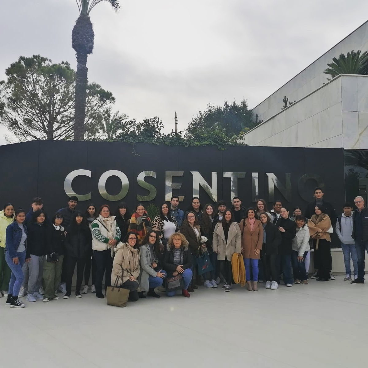 LauraBaraza's tweet photo. El pasado viernes visitamos la empresa @GrupoCosentino con alumnado de 4ºESO en relación a l asignatura de #IAEE y con los segundos cursos de la familia profesional de administración. https://t.co/EKOq0cuVGU