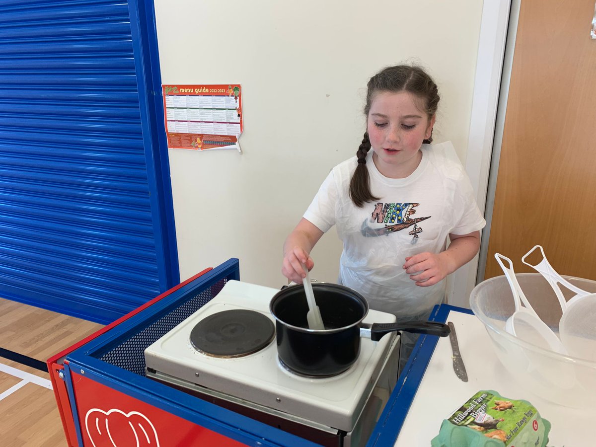 LamingtonPrima1's tweet photo. Today in cooking we made soda bread and cornbread and compared the baking process and taste 😋Lots of working together and time management required #EmployabilitySkills #SkillsForLearning https://t.co/rmBkoYzGcH