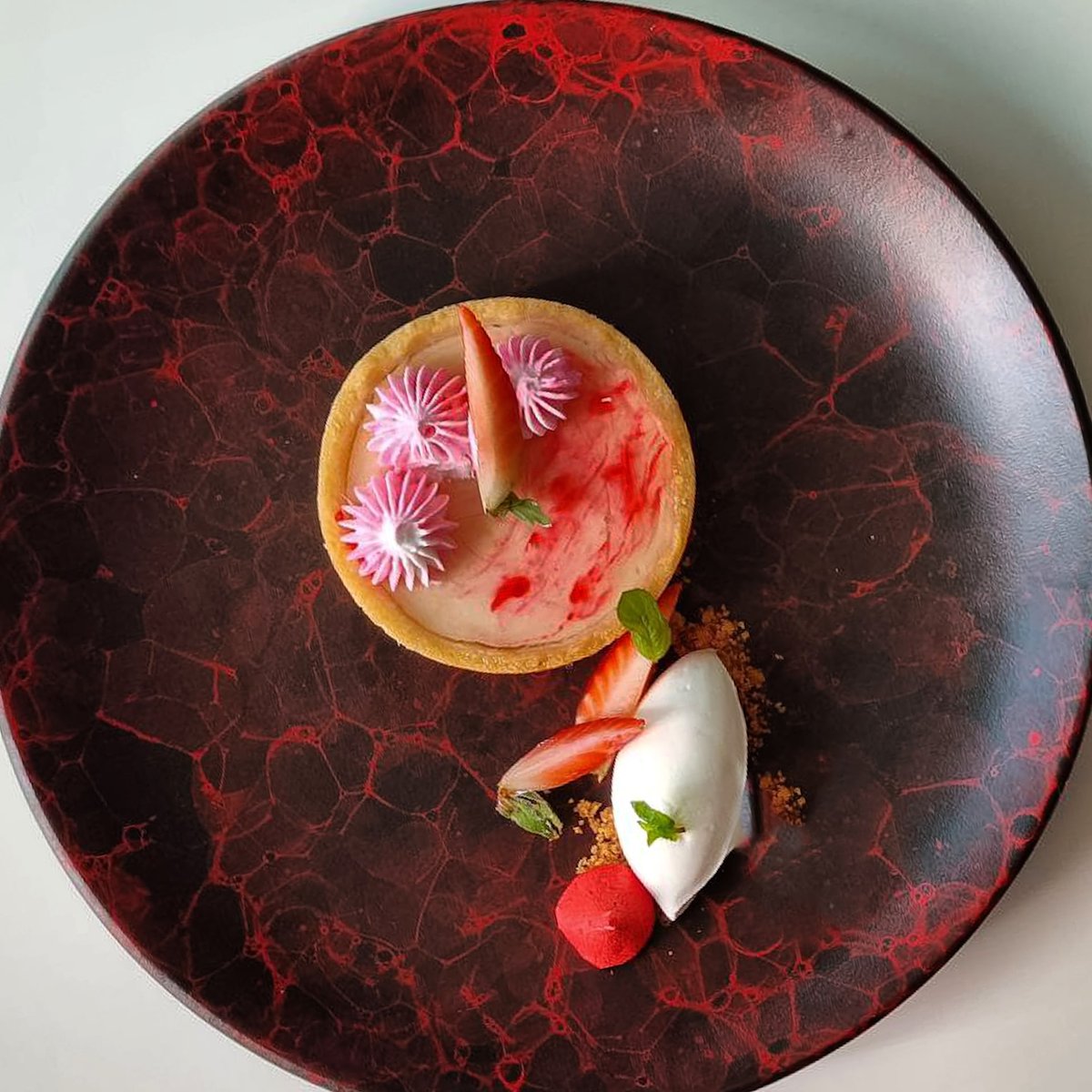 FathunUmar's tweet photo. Simplicity is always looks good. Cheese and strawberry tart https://t.co/KXLP9NyihG