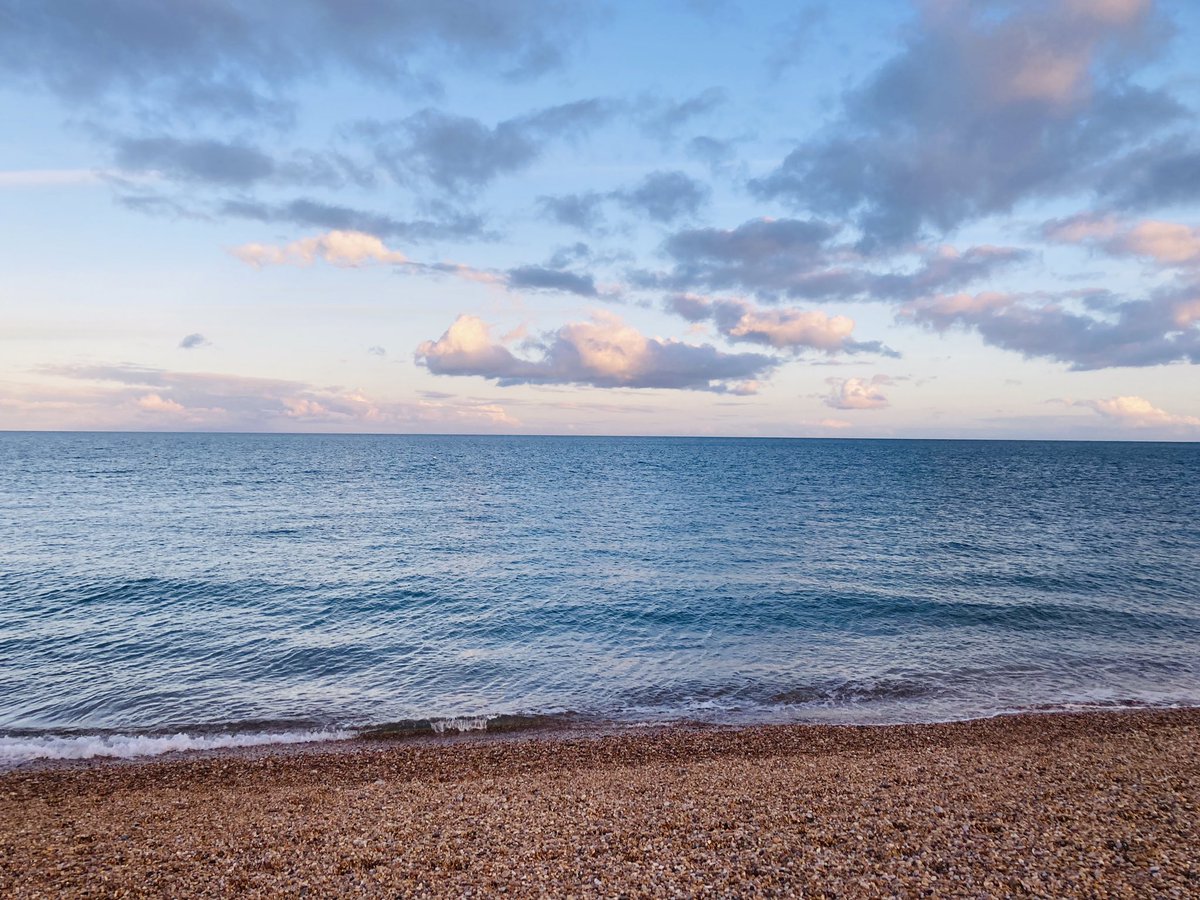 michellerybob's tweet photo. After work swim! Still light at 5:40pm 💙. Air 6°. N wind was chilly. Sea 8°. Swim 18. #betterdaysarecoming #returnofthelight #sunsetphotography #warmerinthanout #beachlife #lovedevon #Wednesday https://t.co/YTR1Y3z3e7