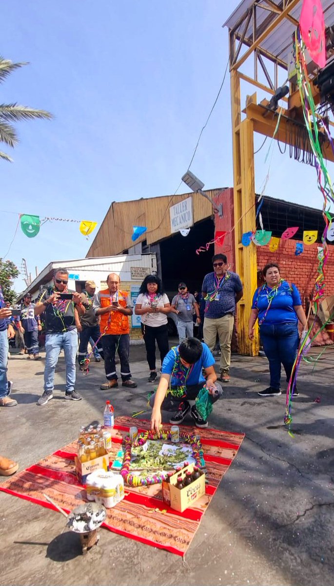 PauliKaboom's tweet photo. Martes de Ch'alla en #Dimao tradición de ceremonia ancestral para agradecer el trabajo, la salud y realizar ofrendas para el bienestar en este 2023. Linda jornada con los colegas. #MartesDeCarnaval https://t.co/Smp5b7VW9Q