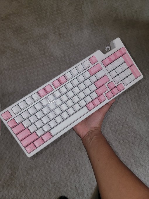 NEW KEYS BABY! Going to stream me lubing these up today 💗 come keep me company 🥰  https://t.co/QrU8kZnciv