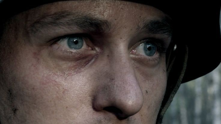 Çoğu insan savaşın genelde çarpışarak geçtiğini sanır. Ama bu doğru değil. Savaş beklemektir; sıradaki saldırıyı, sıradaki yemeği ve sıradaki sabahı.