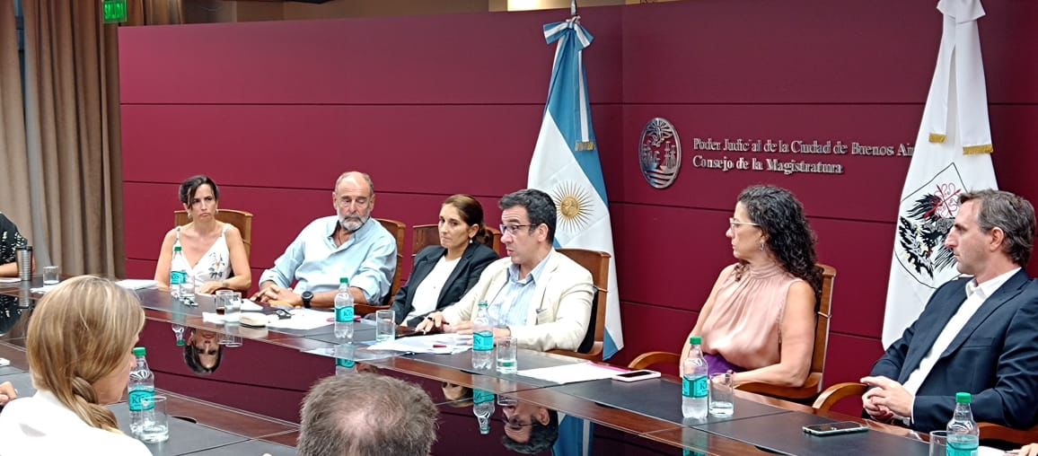 RArizaClerici's tweet photo. Junto con @jessi_malegarie dimos curso al 4° encuentro de Acceso a la Justicia, con el objeto de generar una instancia de diálogo brindando espacios de participación y escucha entre representantes del Poder Judicial, Ministerios Públicos, del Legislativo y Ejecutivo de la CABA. https://t.co/kc6tljeYpf