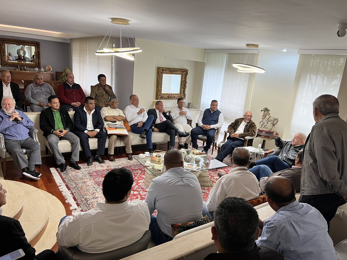 adbernabe's tweet photo. Aquí estoy, reunido con los 25 Secretarios Generales Seccionales de #AcciónDemocrática; revisamos agenda de acción y estrategia para ruta electoral 2024 y ratifican su respaldo a mi candidatura presidencial con la maquinaria ADeca en lo ancho y largo del país. https://t.co/hTbrlziaZA