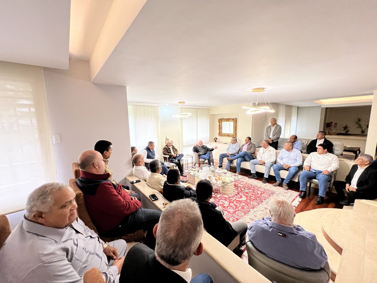 adbernabe's tweet photo. Aquí estoy, reunido con los 25 Secretarios Generales Seccionales de #AcciónDemocrática; revisamos agenda de acción y estrategia para ruta electoral 2024 y ratifican su respaldo a mi candidatura presidencial con la maquinaria ADeca en lo ancho y largo del país. https://t.co/hTbrlziaZA