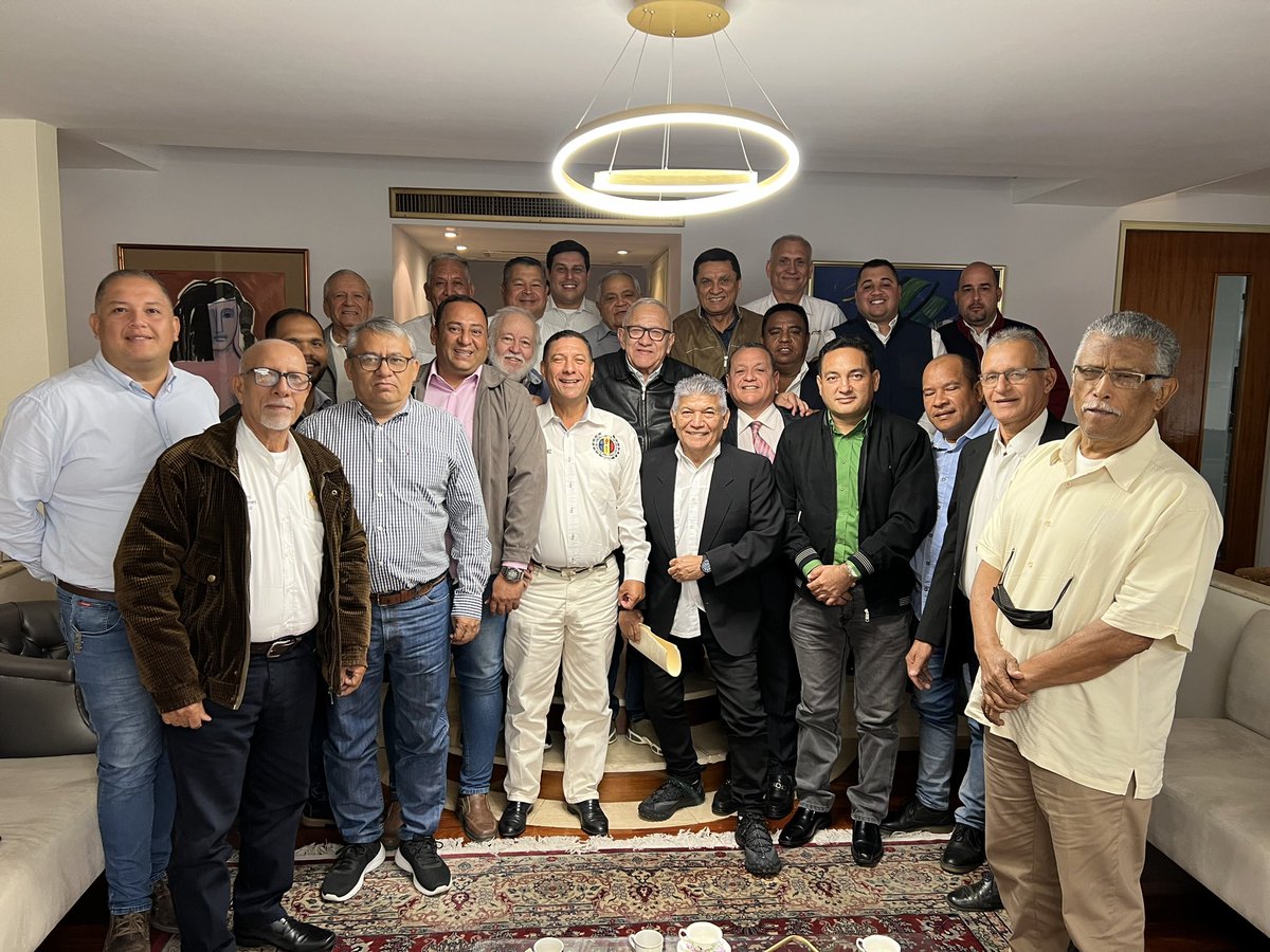 adbernabe's tweet photo. Aquí estoy, reunido con los 25 Secretarios Generales Seccionales de #AcciónDemocrática; revisamos agenda de acción y estrategia para ruta electoral 2024 y ratifican su respaldo a mi candidatura presidencial con la maquinaria ADeca en lo ancho y largo del país. https://t.co/hTbrlziaZA