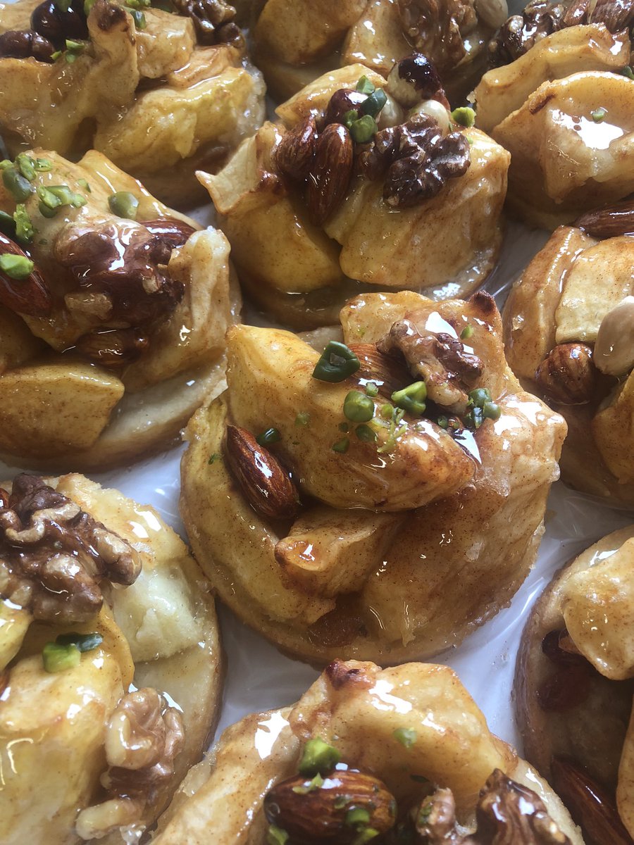 Harde Wener bodem met hierop wat grover gedraaid amandelspijs. Rozijnen en het zuurtje van de goudrenet en een melange van noten met een vleugje kaneelsuiker Afbakken en abricoteren. Het appelgebak van Mooirivier. Uw Patissier Max van Dijk.