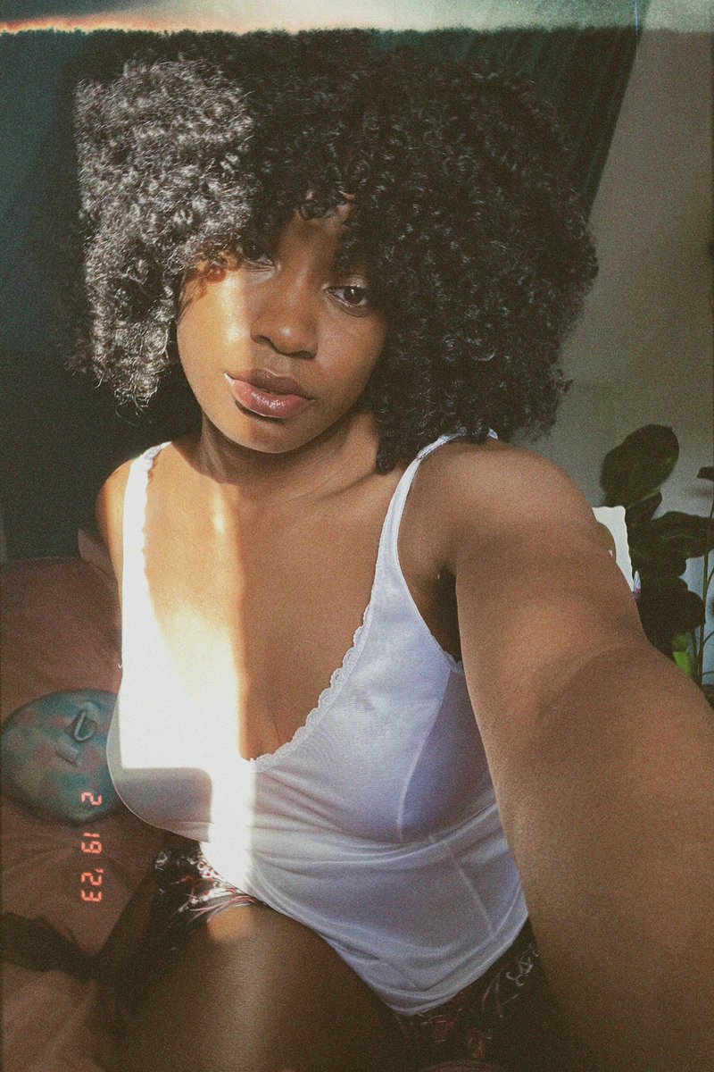 If you can see this tweet respond with your fav selfie