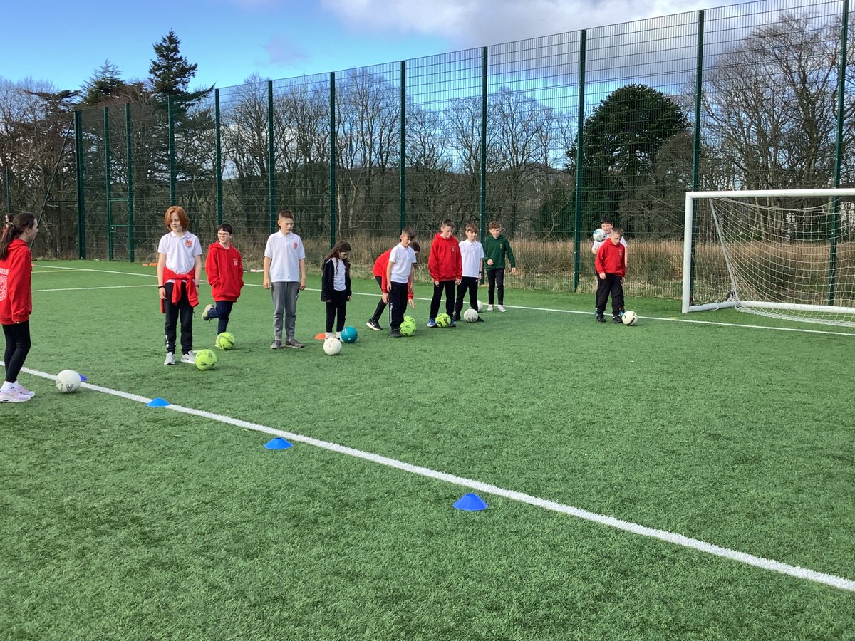 StMarysLargs's tweet photo. P7’s third football/rugby session with @largsps, delivered by Sports Leader pupils from @LargsAcadPEdept was another great success! 🤩 We are really enjoying working with you all.
#community #transition @LargsAcademy @AliAllan_PLL #RRSA #Article15 #Article29 https://t.co/N3gGAAhKtO