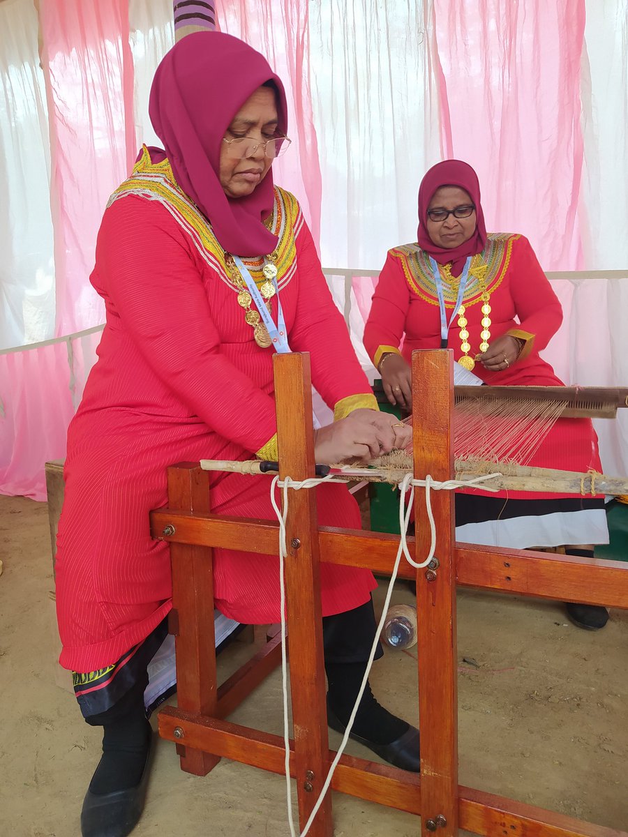 Tonight I visited to watch the ongoing thundu kunaa course that is being conducted, organized by <a href="/MaccsMv/">MACCS</a>. The teachers Faiza and Zaema are maestros of the art and I have had the blessing to see their passion and fine work up close. 1/7