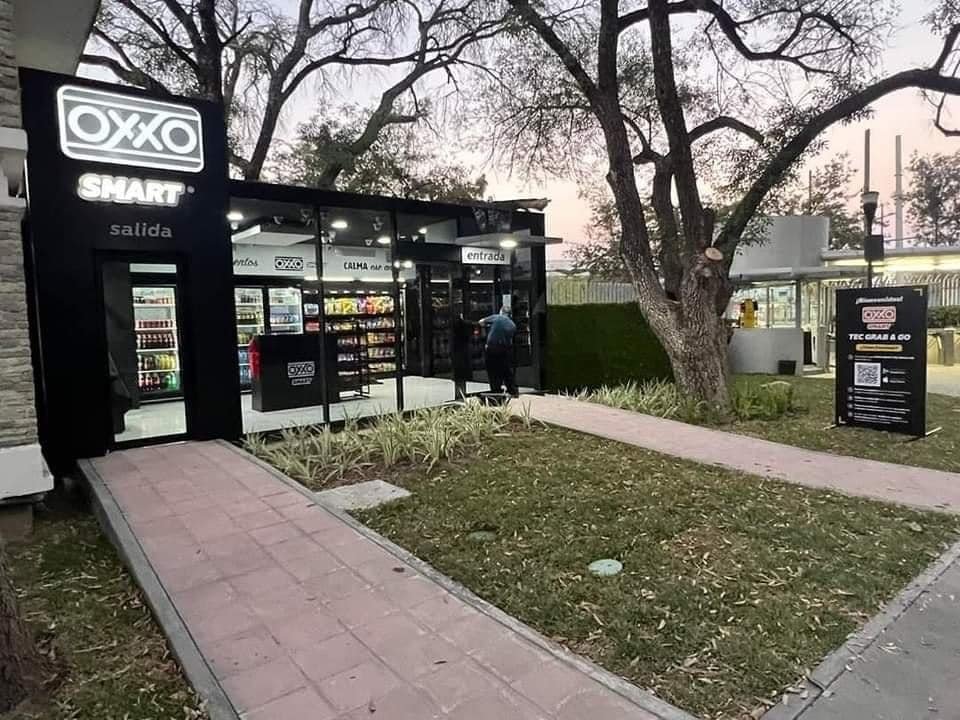 El_MPDigital's tweet photo. 🚨#LaNota🚨 ¡El futuro esta aquí ! 😯 BYE BYE A LAS SEGUNDAS CAJAS. 
Abren el primer OXXO SMART sin cajeros y con inteligencia artificial. Para usar el sistema
“Grab and Go” ósea que lo agarras y te vas! 🥤🏃‍♂️💨 solo necesitas un código QR y la mercancía se pagará en automático ! https://t.co/szOWhtAouj