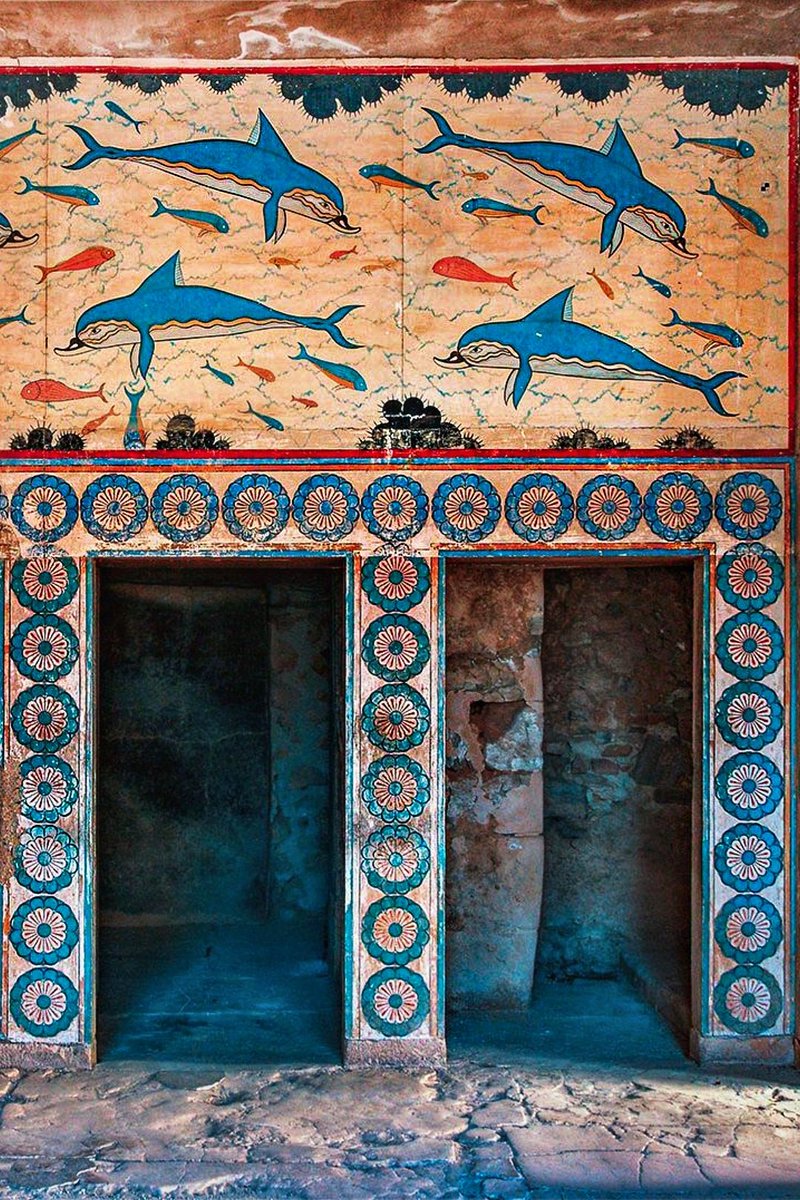 The restored north end of the "Queen’s Megaron" room at the Palace of Knossos/Crete (1700-1450 BC)