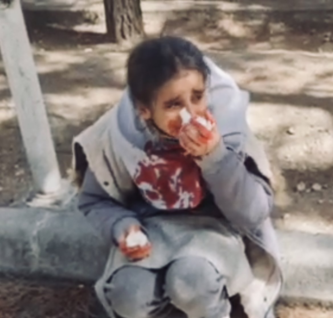 khodesepid's tweet photo. رسانه های ج.ا دارن اینو جا می‌ندازن که «مسئله‌ی حجاب حل شده» اما دختربچه‌ای را به خاطر چند تار مو تهدید به قتل می‌کنند.
انقد از #سارا_شیرازی بنویسید تا ترند اول دنیا بشه، این جنایت باید توی تاریخ ثبت بشه.
#مهسا_امينی‌ https://t.co/jjdcGrtjYf