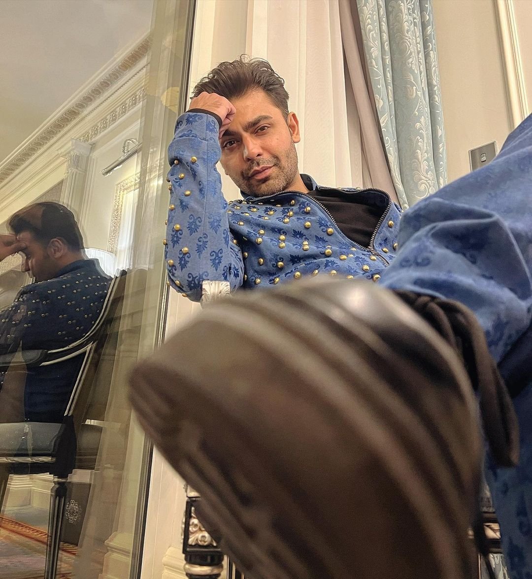 fictionalpanda's tweet photo. You don't post a picture with that SMILE and that LOOK and saying HI in the caption. THIS AIN'T FAIR MR. SAEED. I'LL SUE YOU FOR MAKING MY HEART YOURS ONLY! #FarhanSaeed #FarhanSaeedupdates (new ig post) https://t.co/p6Gogurkk2