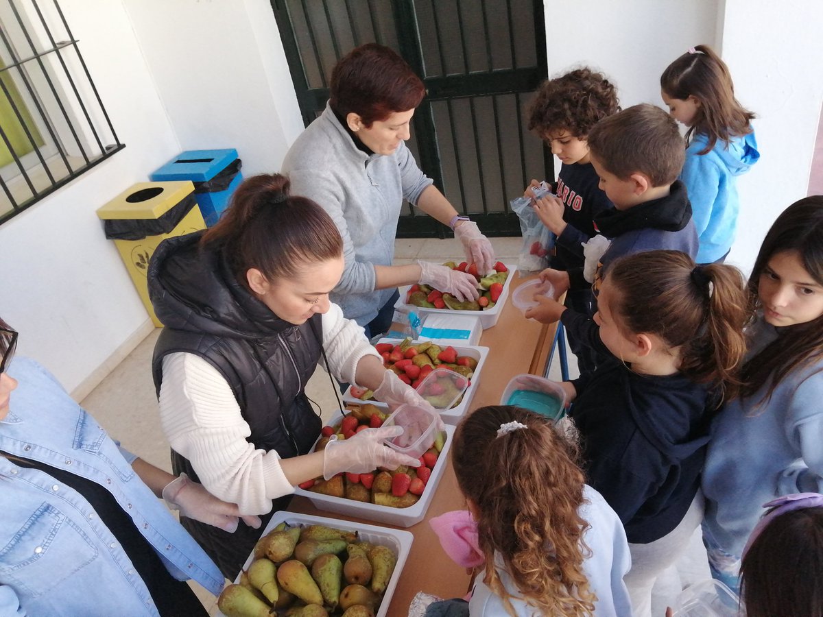 JMARTINPINZON's tweet photo. Primera entrega de frutas del Programa Creciendo en Salud. Esta semana han tocado fresas, peras y manzanas. Gracias a la Ampa del centro y a las mamas voluntarias por ayudarnos en el reparto para que el alumando disfrute del sabor de la fruta
@ProEdSaludable https://t.co/zcJeqLT4Qr