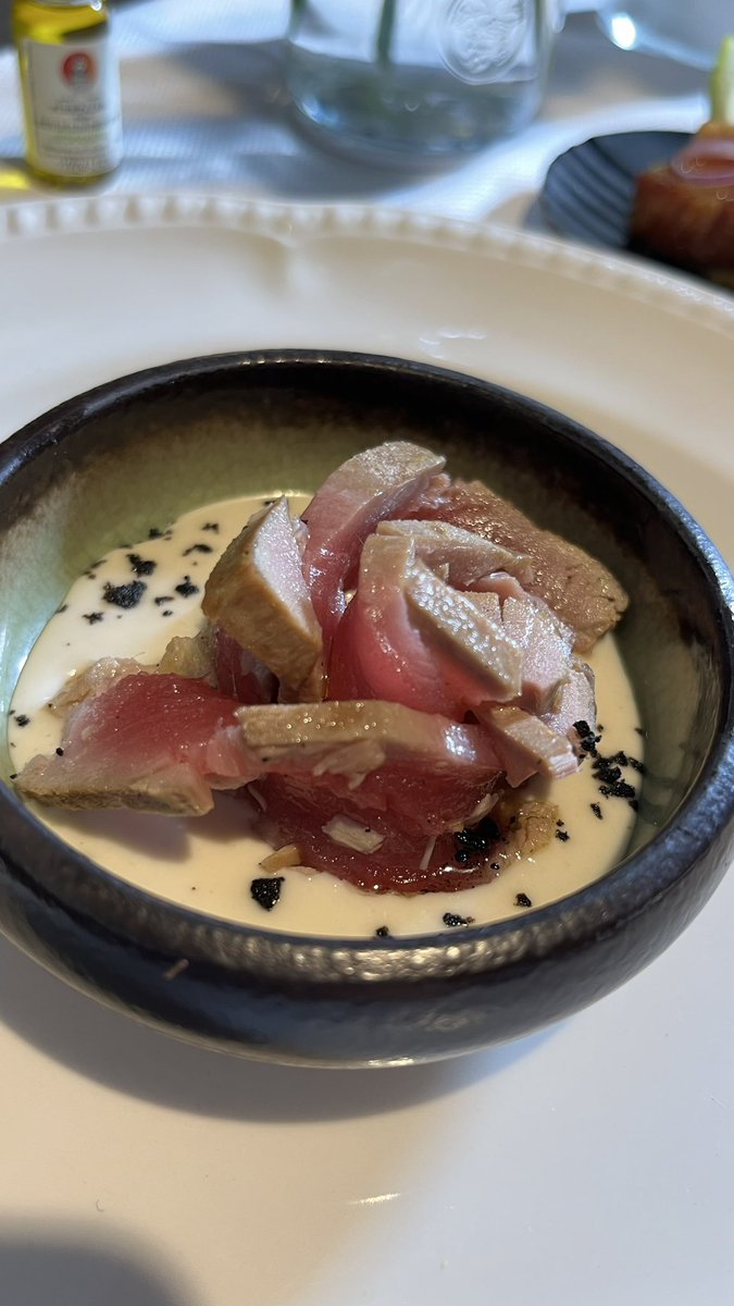Hoy, las #tapas con ajoblanco 😋😋

⬅️ Alcachofa al carbón con salsa de ajoblanco 
➡️ Tataki de atún rojo con ajoblanco

¿Cuál te gusta más? 😊