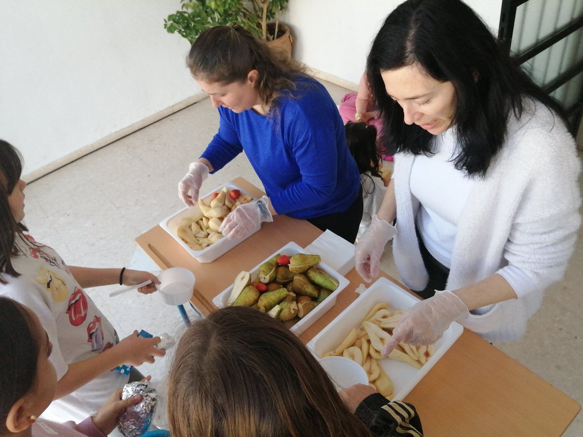 JMARTINPINZON's tweet photo. Primera entrega de frutas del Programa Creciendo en Salud. Esta semana han tocado fresas, peras y manzanas. Gracias a la Ampa del centro y a las mamas voluntarias por ayudarnos en el reparto para que el alumando disfrute del sabor de la fruta
@ProEdSaludable https://t.co/zcJeqLT4Qr