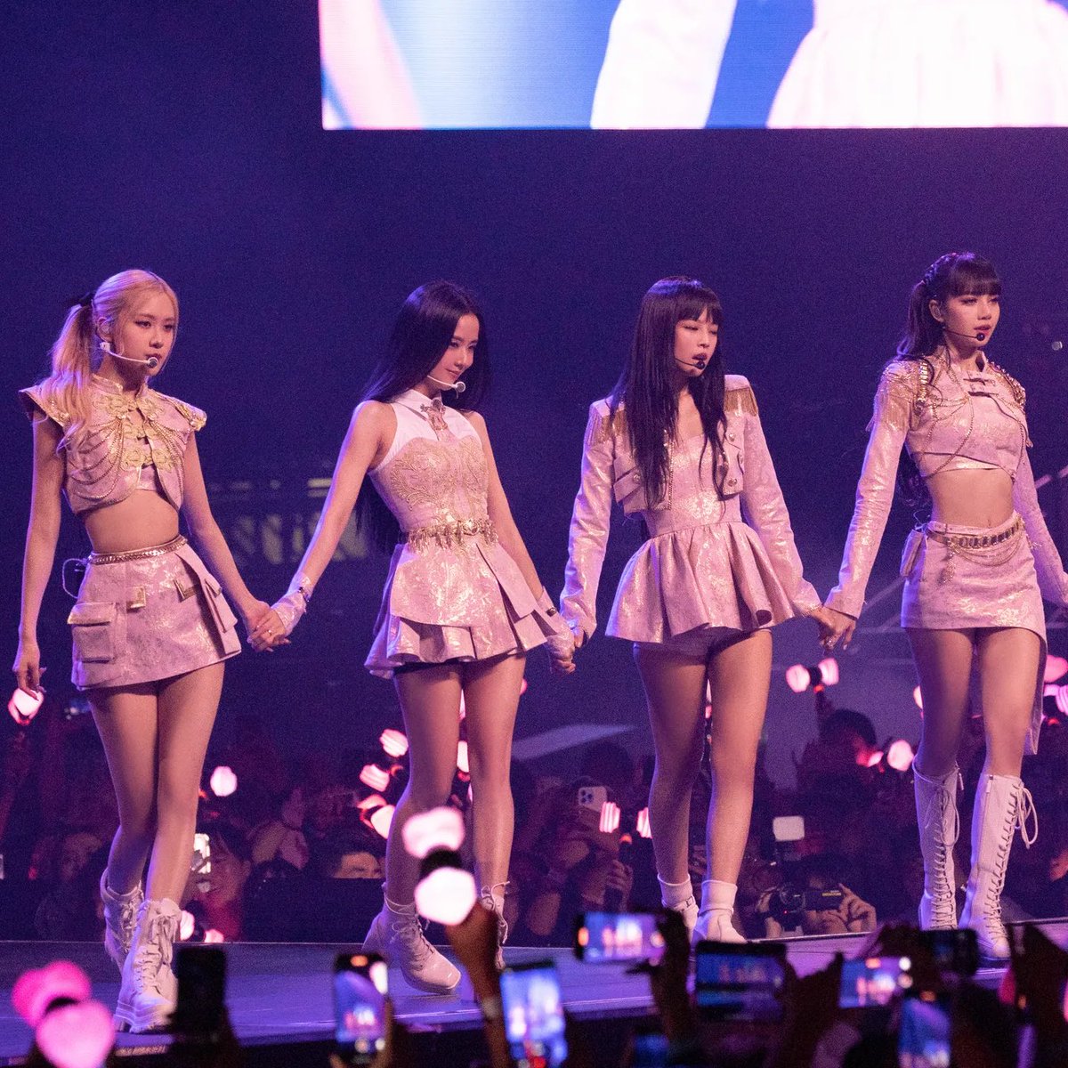 PopBase's tweet photo. Usher reveals he became a BLACKPINK fan after his sons took him to the Born Pink tour:

“I’m looking like, ‘Wow, this is amazing.’ They were putting on a show. Wardrobe, great sequencing, with the lighting and everything working in sync—there’s no detail spared. I loved that.” https://t.co/hXhY8YAqmP