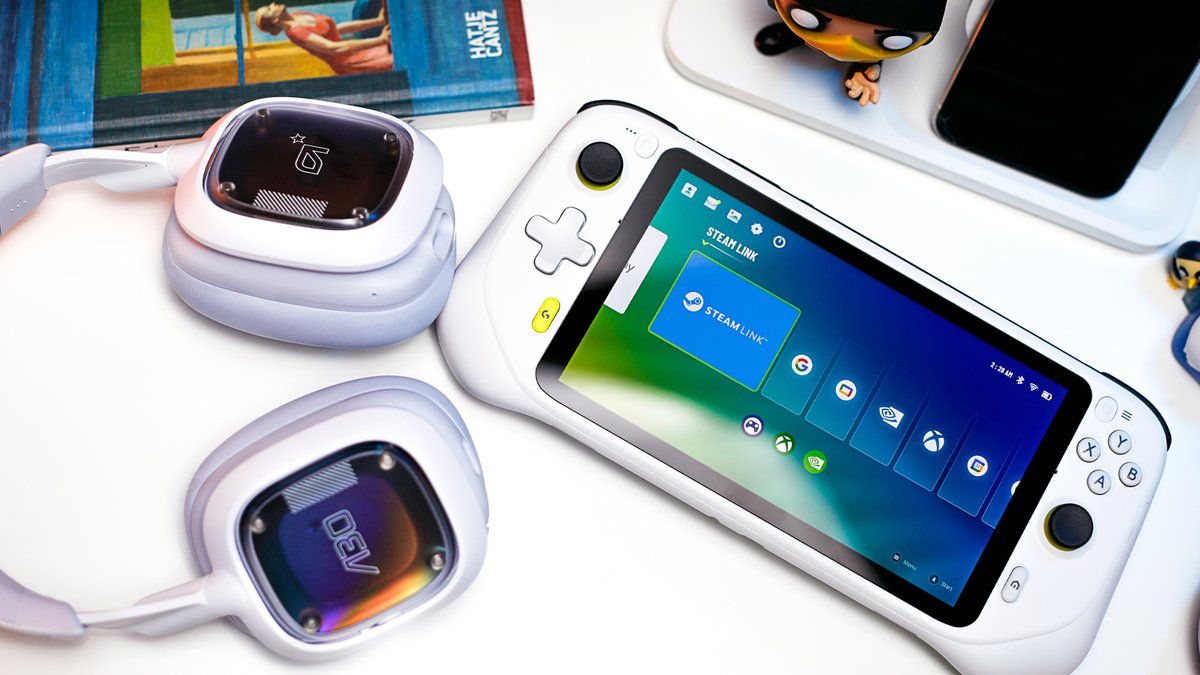 LogitechG's tweet photo. [𝐆𝐈𝐕𝐄𝐀𝐖𝐀𝐘 𝐓𝐈𝐌𝐄!] Get your 🙌 on the Logitech G Cloud Handheld Gaming Console alongside the A30 Wireless Gaming Headset! 

▫ Retweet
▫ Follow @LogitechG 
▫ Reply in comments your favorite game your playing right now
▫ Redeem your entries: https://t.co/bkuEVeVVvL https://t.co/wWfsOeXzTX