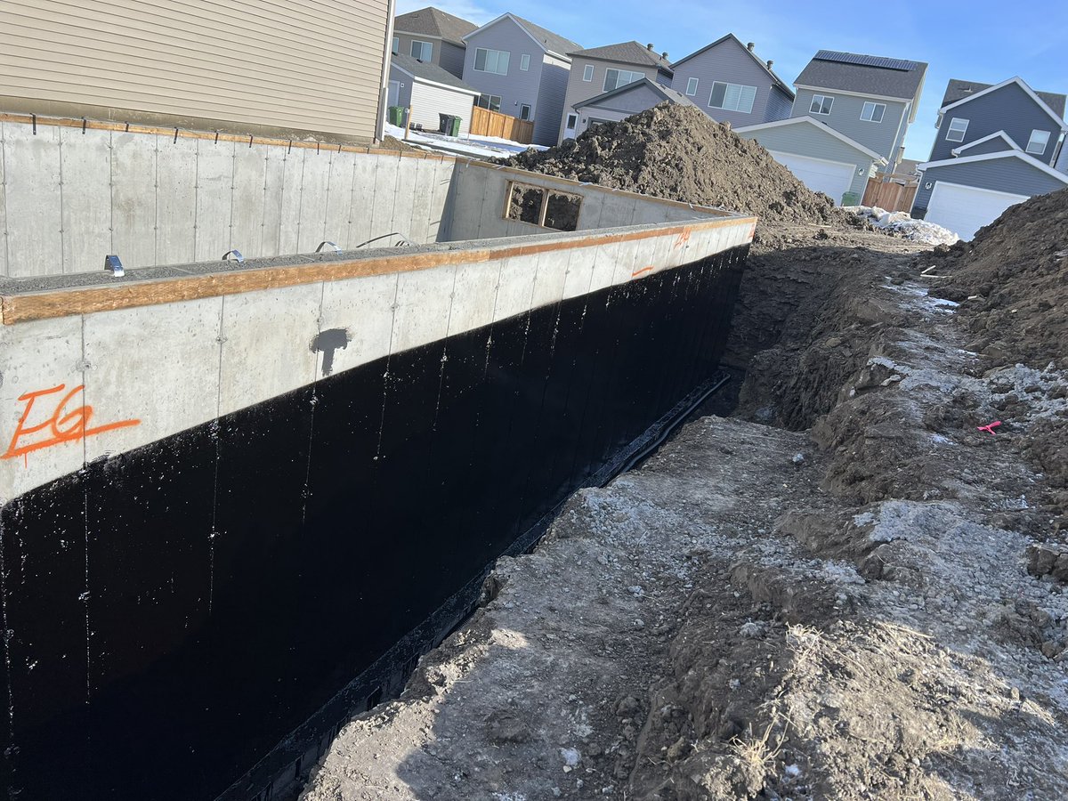 LenbethEdmonton's tweet photo. Look at that line up 👏🏻👏🏻 #lenbeth #construction #newhomeconstruction #edmonton #yeg https://t.co/05IEHciajz