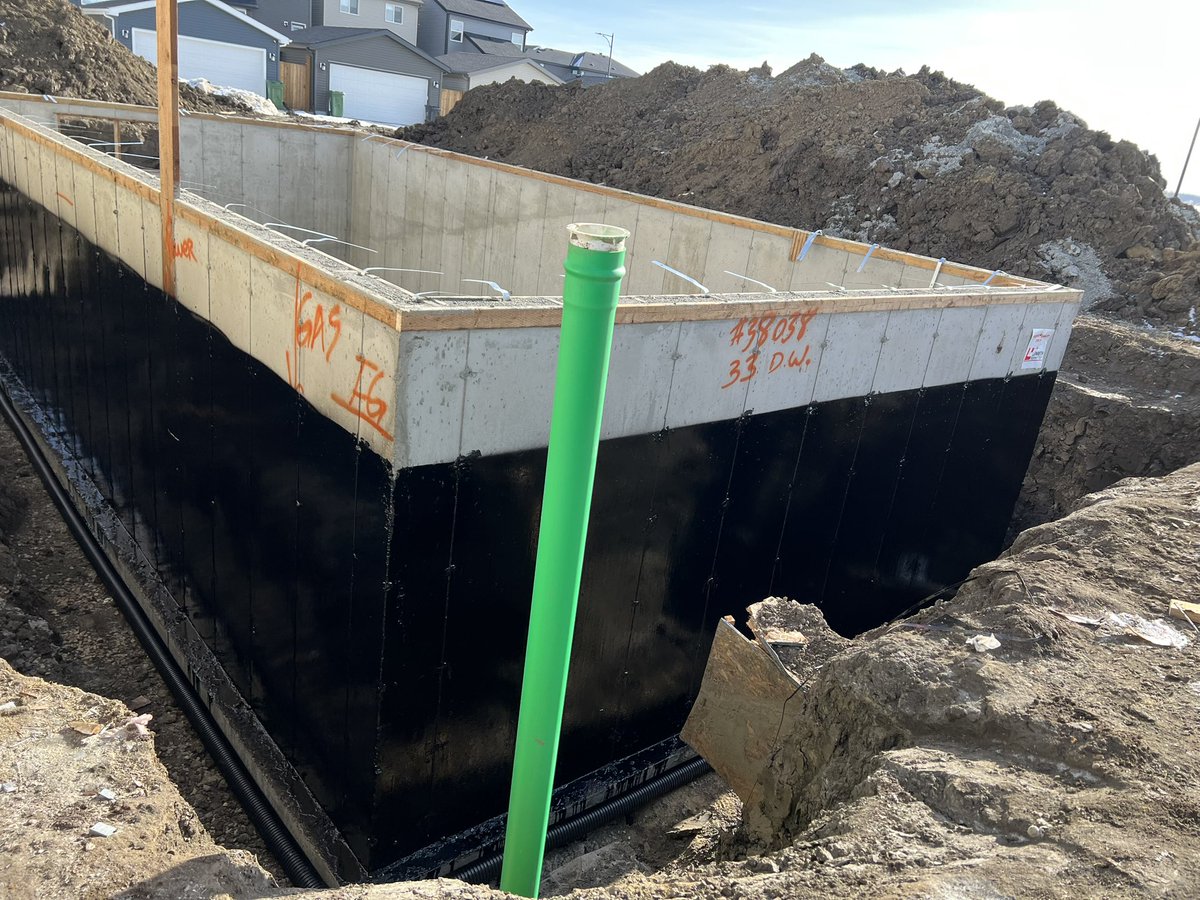 LenbethEdmonton's tweet photo. Look at that line up 👏🏻👏🏻 #lenbeth #construction #newhomeconstruction #edmonton #yeg https://t.co/05IEHciajz