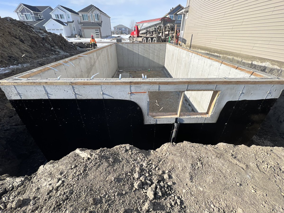 LenbethEdmonton's tweet photo. Look at that line up 👏🏻👏🏻 #lenbeth #construction #newhomeconstruction #edmonton #yeg https://t.co/05IEHciajz