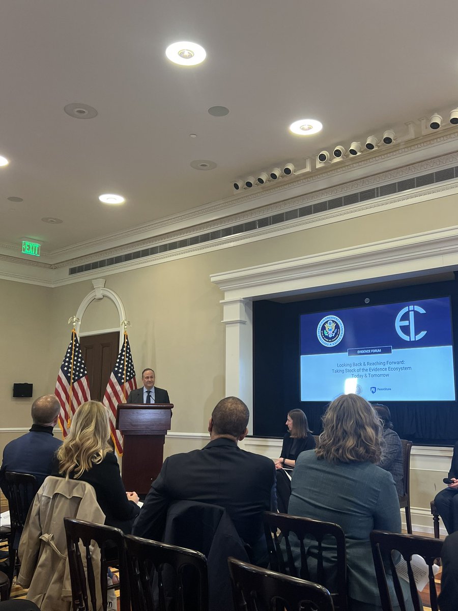 At today’s final evidence forum as part of the @WhiteHouse #YearOfEvidence, the @SecondGentleman stopped by to congratulate all partners 👏 As part of the series, @CGDev recently hosted an event with @PowerUSAID & other leaders on championing evidence use for development impact