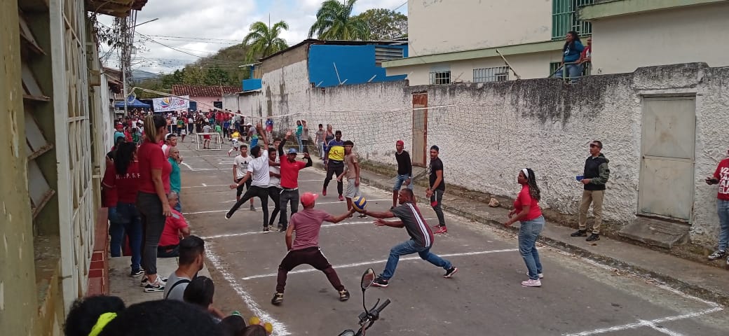 fundacion_mpv's tweet photo. 📌¡Llegamos a Miranda! 

En el marco del mes de la Juventud y el Carnaval, el Movimiento por la Paz y la Vida se despliega a la Comunidad Plaza Vieja en el Municipio Cristóbal Rojas al Centro de Residencia Supervisada Dr. José Alfredo Rodríguez. #RetornoFeliz 
@HectoRodriguez https://t.co/qigjqLjwEw