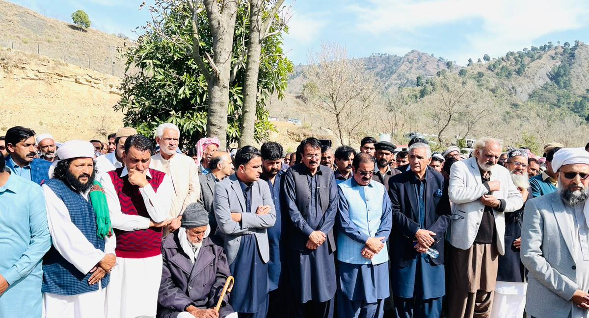 GhaisAslam's tweet photo. Juna Charhoi: President of PPP AJK Ch Muhammad Yasin, Member of Assembly Haji Javed Iqbal Badhanvi and other are participating in the funeral prayers of mother late ppp leader former Minister of Colleges, Muhammad Matloob Iqbalabi.
@BBhuttoZardari @BakhtawarBZ @ChYasinAJK https://t.co/edJhsxoLWu