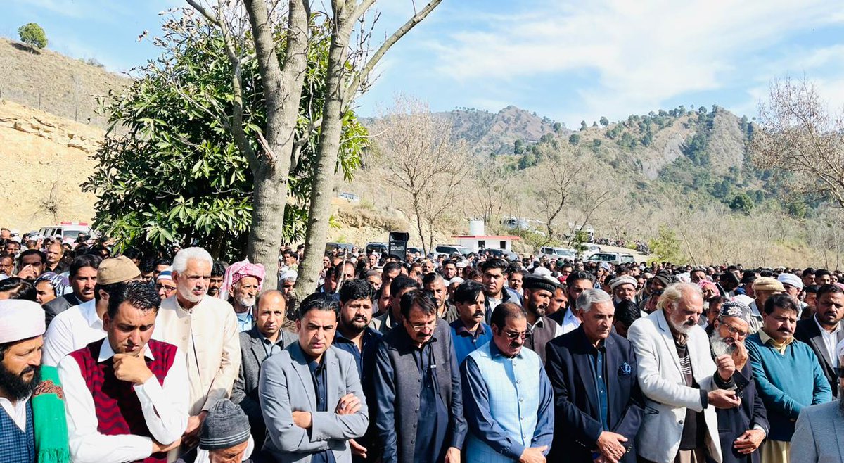 GhaisAslam's tweet photo. Juna Charhoi: President of PPP AJK Ch Muhammad Yasin, Member of Assembly Haji Javed Iqbal Badhanvi and other are participating in the funeral prayers of mother late ppp leader former Minister of Colleges, Muhammad Matloob Iqbalabi.
@BBhuttoZardari @BakhtawarBZ @ChYasinAJK https://t.co/edJhsxoLWu