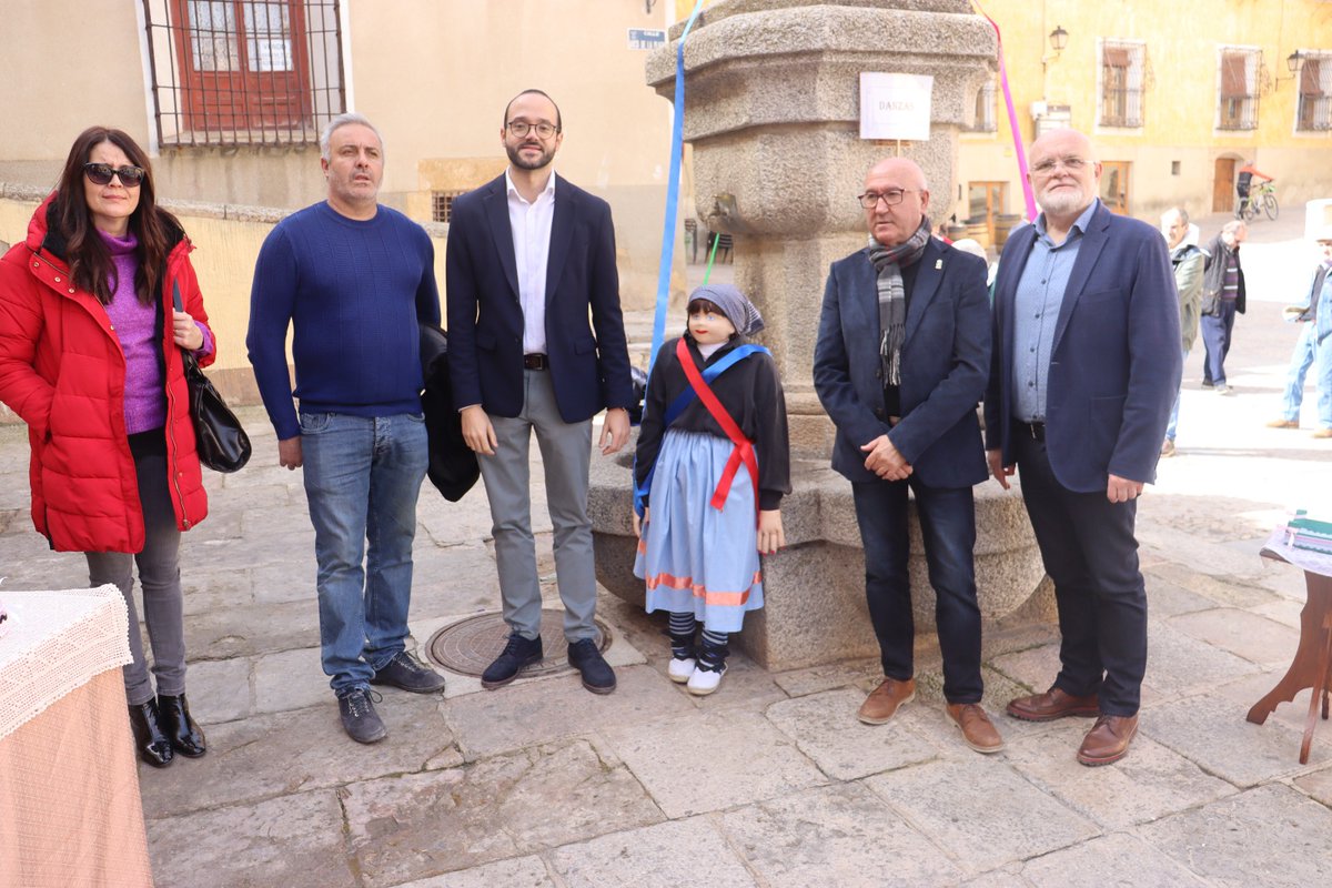 dipualba's tweet photo. 🤩 Nuestro vpdte., @valera_fran, ha visitado los #LosMiércoles de #Chinchilla, una de las tradiciones culturales más #singulares de 🆎️, reiterando el compromiso de la #Dipualba con esta celebración, y nuestro apoyo para que pronto sea Fiesta de Interés Turístico Regional ❤️👏🏻. https://t.co/ot4Oj0xO8V