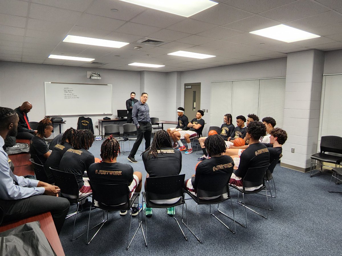 CoachCroy13's tweet photo. Locked in for this playoff run 🏀🔥 https://t.co/dWEfevNC5F