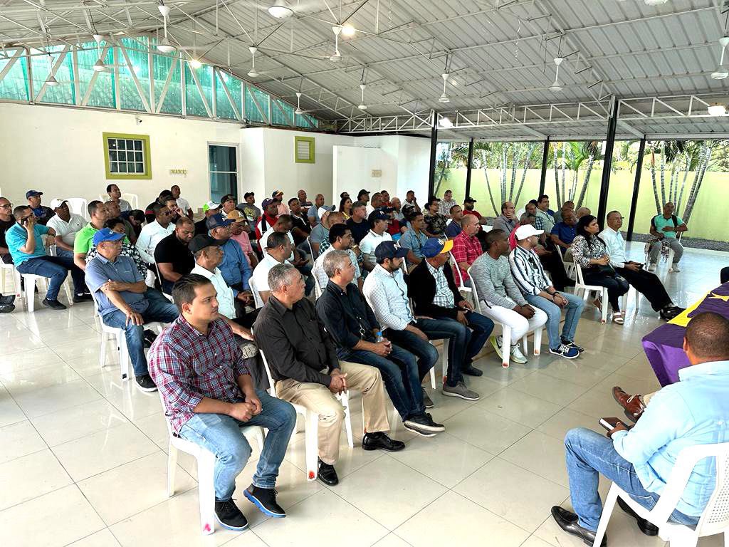 PldlVega's tweet photo. [PLD La Vega]

Asamblea Municipal de coordinación sobre la visita del coordinador nacional de campaña Francisco Javier García, @FJavierGarciaF próximo viernes
La misma estuvo encabezada por nuestro enlace
José Ramón Peralta @JoseRPeraltaF 
Miembro de comité político. https://t.co/4sqmi2Coam