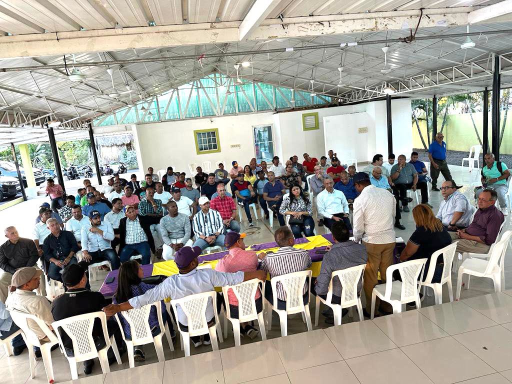 PldlVega's tweet photo. [PLD La Vega]

Asamblea Municipal de coordinación sobre la visita del coordinador nacional de campaña Francisco Javier García, @FJavierGarciaF próximo viernes
La misma estuvo encabezada por nuestro enlace
José Ramón Peralta @JoseRPeraltaF 
Miembro de comité político. https://t.co/4sqmi2Coam